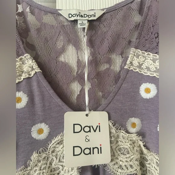 DAVI & DANI "Daisy Daydream" purple lavender w/ lace detail and floral accents L - Picture 4 of 6